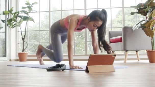 Mooie Aziatische Vrouw Doen Plank Oefening Training Woonkamer Thuis Tijdens — Stockvideo