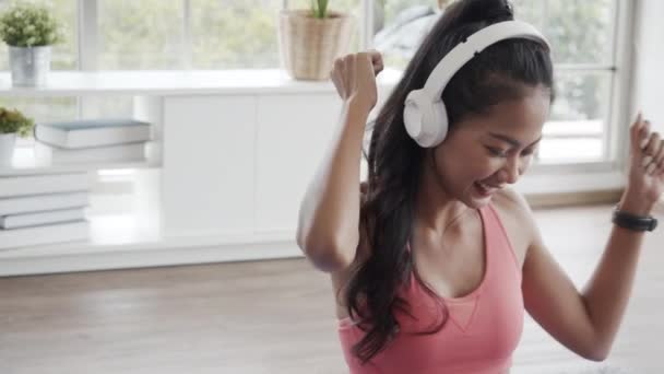 Vackra Asiatiska Kvinnor Sportkläder Lyssnar Musik Medan Tränar Yoga Vardagsrummet — Stockvideo