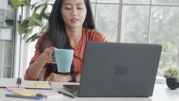 Uśmiechnięta Azjatycka Bizneswoman Pijąca Kawę Podczas Rozmowy Laptopem Wideo Spotkanie — Wideo stockowe
