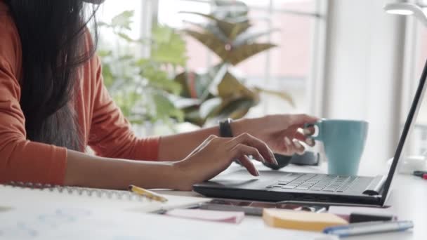 Zamknij Ręce Bizneswoman Pomocą Laptopa Picia Kawy Podczas Siedzenia Biurze — Wideo stockowe