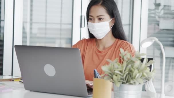 Attraente Donna Affari Che Utilizza Computer Portatile Che Lavora Ufficio — Video Stock