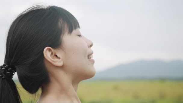 Primer Plano Retrato Una Joven Asiática Relajada Disfrutando Tranquila Puesta — Vídeos de Stock