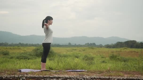 Bella Giovane Donna Asiatica Che Esegue Una Posa Spirituale Yoga — Video Stock