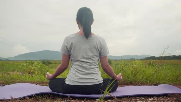 Eine Junge Asiatin Die Yoga Übungen Meditiert Und Während Des — Stockvideo