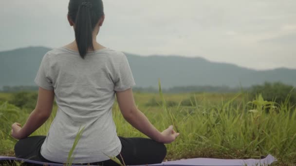 Ung Asiatisk Kvinna Som Gör Yoga Övningsmeditation Utför Andlig Yogapose — Stockvideo