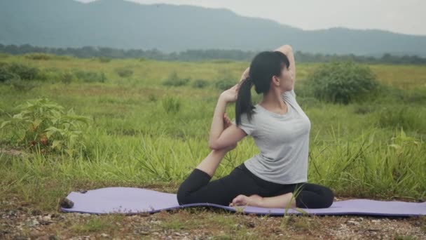 Vacker Ung Asiatisk Kvinna Som Utför Andlig Yogapose Bergsutsikt Soluppgången — Stockvideo