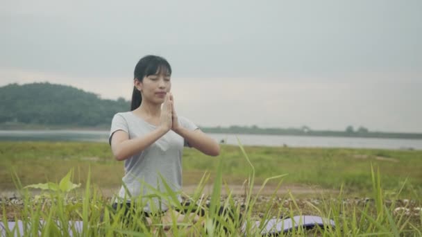 Atletica Asiatica Femminile Seduta Meditazione Posa Posizione Medicina Yoga Pranayama — Video Stock