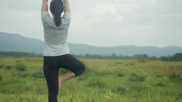 Ung Asiatisk Kvinna Som Gör Yoga Övningsmeditation Som Utför Andlig — Stockvideo