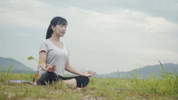 Aantrekkelijke Aziatische Vrouw Zittend Meditatie Poseren Positie Yoga Pranayama Evenwicht — Stockvideo