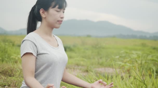 Ung Kaukasisk Kvinna Som Sitter Meditation Poserar Position Yoga Asana — Stockvideo