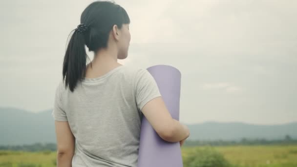 Яскрава Азіатська Жінка Стоїть Тримає Козел Йоги Мальовничих Горах Поняття — стокове відео