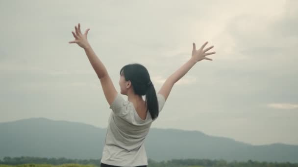 Eine Junge Asiatin Sportkleidung Reckt Die Arme Die Luft Und — Stockvideo