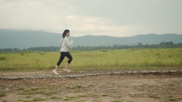 Mooie Aziatische Vrouw Hardlopen Een Landelijke Weg Berg Uitzicht Prachtig — Stockvideo