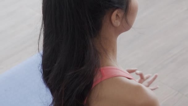 Nahaufnahme Asiatin Sportbekleidung Meditiert Sitzender Yoga Pose Beim Fitnesstraining Heimischen — Stockvideo
