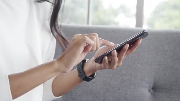 Fermer Les Mains Asiatique Femelle Utilisant Smartphone Vérifier Les Médias — Video