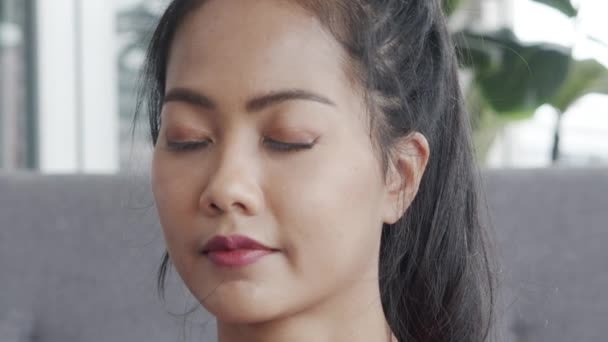 Închideți Femeie Asiatică Sănătoasă Îmbrăcăminte Sportivă Care Face Meditație Așezată — Videoclip de stoc