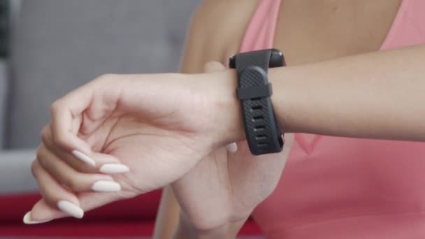 Femme Asiatique Bonne Santé Utilisant Smartwatch Vérifier Fréquence Cardiaque Après — Video