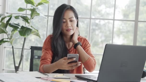 Hermosa Diseñadora Asiática Usando Dispositivo Teléfono Inteligente Enviar Mensaje Sus — Vídeos de Stock