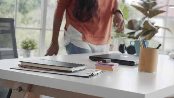 Una Donna Affari Che Entra Nella Scrivania Pronta Lavorare Femmina — Video Stock