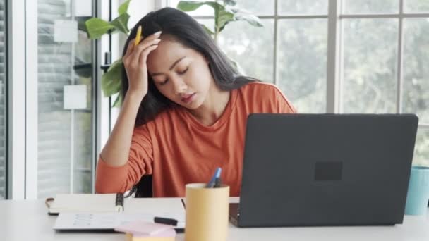 Mujer Negocios Sintiéndose Estresado Siente Agotado Durante Trabajo Oficina Casa — Vídeo de stock