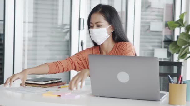Kaukasische Geschäftsfrau Putzt Schreibtisch Arbeitsplatz Vor Der Mittagspause — Stockvideo