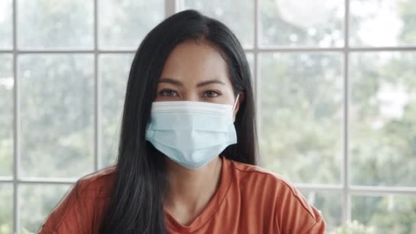 Ofiste Otururken Koruyucu Bir Tıbbi Maske Takan Asyalı Kadını Covid — Stok video
