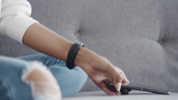 Evdeki Oturma Odasındaki Kanepede Otururken Cep Telefonu Kullanıp Sosyal Medyayı — Stok video