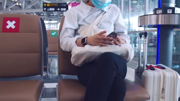 Geschäftsfrau Mit Mundschutz Und Smartphone Das Die Feeds Der Sozialen — Stockvideo