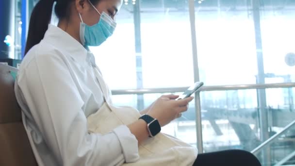 Giovani Donne Che Indossano Maschere Chirurgiche Utilizzano Smartphone Controllare Feed — Video Stock