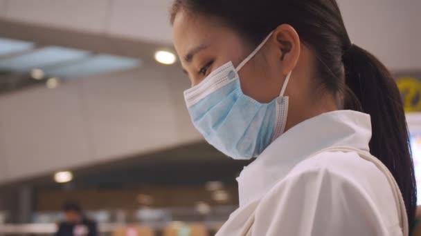 Asiatische Geschäftsfrau Mit Mundschutz Und Smartphones Die Sms Schreiben Während — Stockvideo