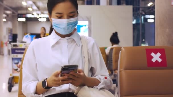 Asiatische Geschäftsfrau Mit Mundschutz Und Smartphone Checkt Soziale Medien Während — Stockvideo
