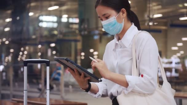 Bizneswoman Nosząca Maskę Chirurgiczną Korzystająca Tabletu Sprawdzającego Kanały Mediach Społecznościowych — Wideo stockowe