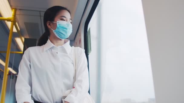 Passeggero Affari Asiatico Indossa Una Maschera Chirurgica Sul Treno Che — Video Stock
