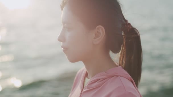 在美丽的风景中 亚洲年轻女子的特写让人放松 享受着宁静的夕阳 呼吸着新鲜空气 轻松地欣赏着美丽的风景 — 图库视频影像