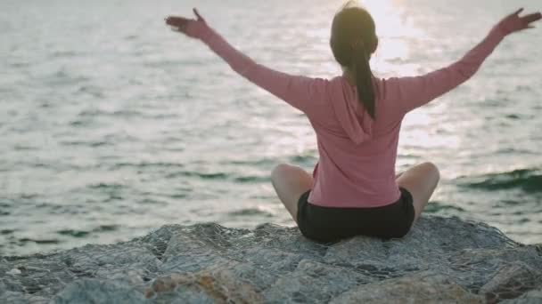 Atletisk Asiatisk Kvinna Sitter Meditation Pose Position Medicin Yoga Pranayama — Stockvideo