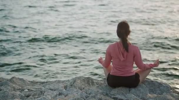 Jovem Bela Menina Esporte Formação Meditação Sentado Pedras Beira Mar — Vídeo de Stock