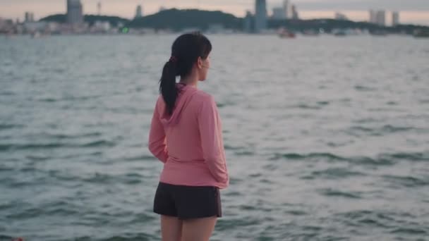 Beautiful Asian Female Runner Looks Sea View While Standing Beach — Stock Video