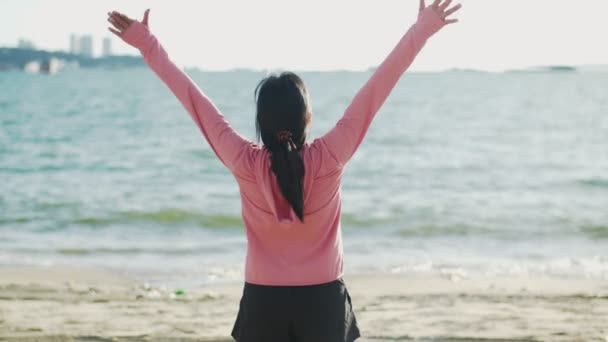 Μια Ελκυστική Γυναίκα Που Κάνει Τζόκινγκ Αθλητικά Σηκώνει Χέρια Στον — Αρχείο Βίντεο