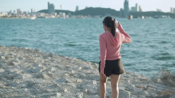 Fitness Hembra Sosteniendo Una Botella Agua Caminando Sobre Roca Playa — Vídeos de Stock