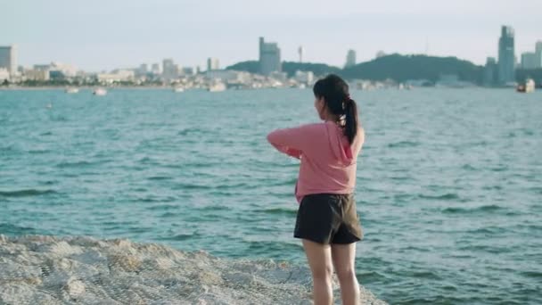 Femme Jogging Vêtements Sport Lève Les Bras Air Regardant Vue — Video