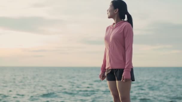 Jeunes Femmes Asiatiques Détendues Profitant Coucher Soleil Paisible Regardant Vers — Video