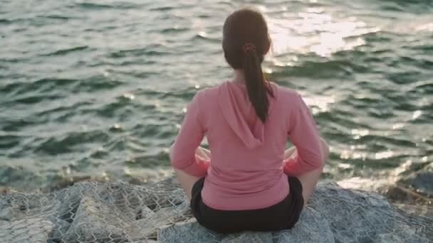 Asiática Atlética Fêmea Meditando Sentado Pedras Beira Mar Enquanto Belo — Vídeo de Stock