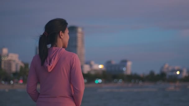 Girl Sports Clothes Taking Break Exercising Admiring View Beach Sunset — Stock Video