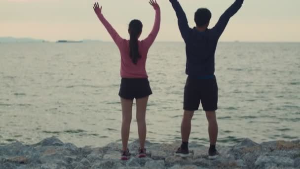 Spor Kıyafetleri Giyen Çekici Genç Sporcu Çift Kumsalda Çalışıyor Kollarını — Stok video