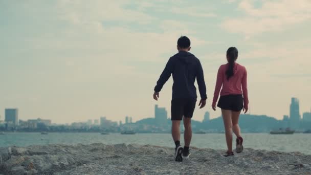 Spor Kıyafetleri Giyen Çekici Genç Sporcu Çift Plajda Spor Yaptıktan — Stok video