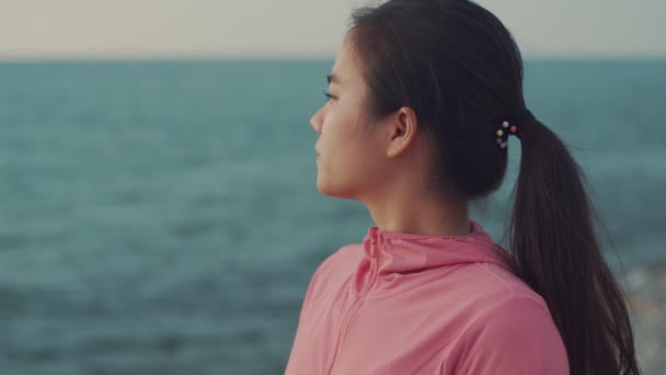 Une Belle Coureuse Asiatique Regarde Vue Sur Mer Tout Tenant — Video