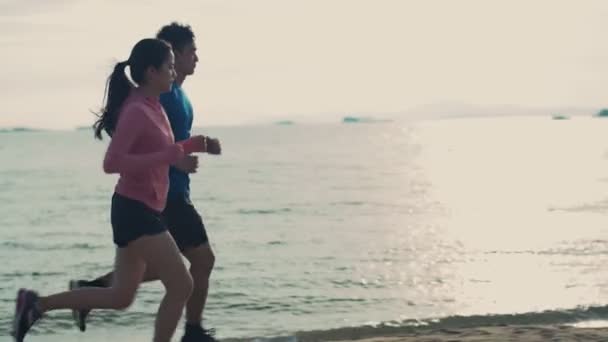 Asijské Jogging Pár Školení Pláži Žít Zdravý Aktivní Životní Styl — Stock video