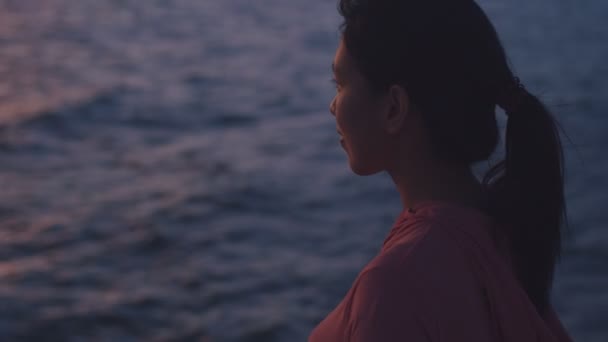 Vacker Asiatisk Kvinnlig Löpare Tittar Havsutsikten När Han Står Stranden — Stockvideo