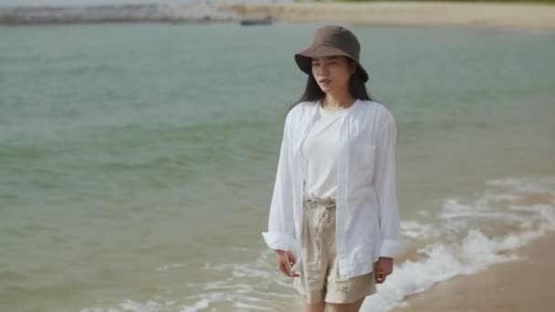 휴가를 즐기며 해변을 아시아 즐거운 여행을 — 비디오