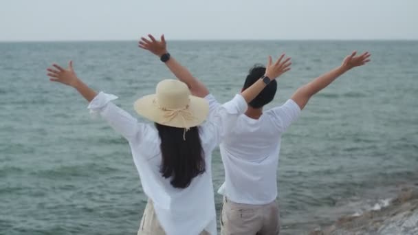 Birbirine Aşık Genç Bir Çift Hafta Sonu Tatilinde Kollarını Havaya — Stok video